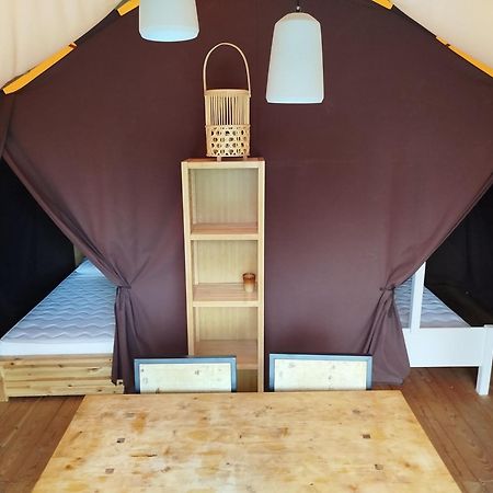 Tente Lodge Pour 5 Personnes En Bordure De La Riviere Allier Au Sein D'Un Petit Camping Saint-Yorre Exterior photo